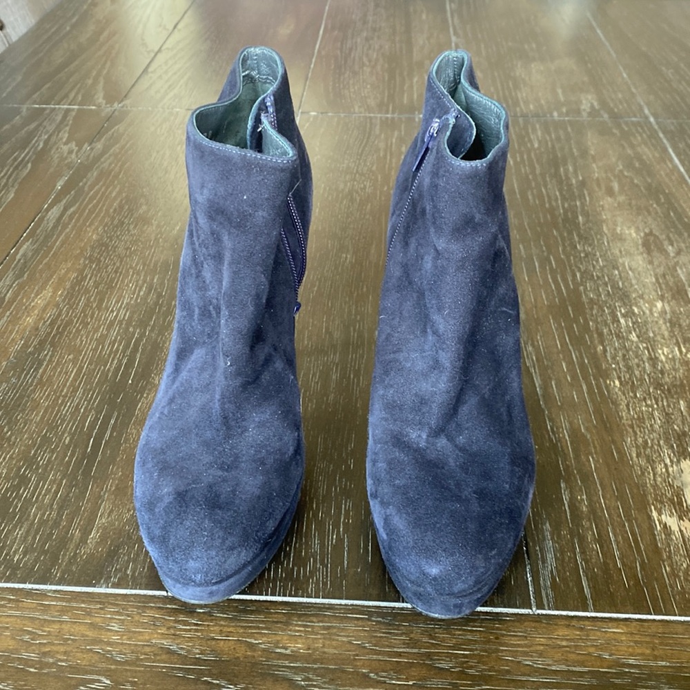 Scoop/ Stuart Weitzman Navy suede booties